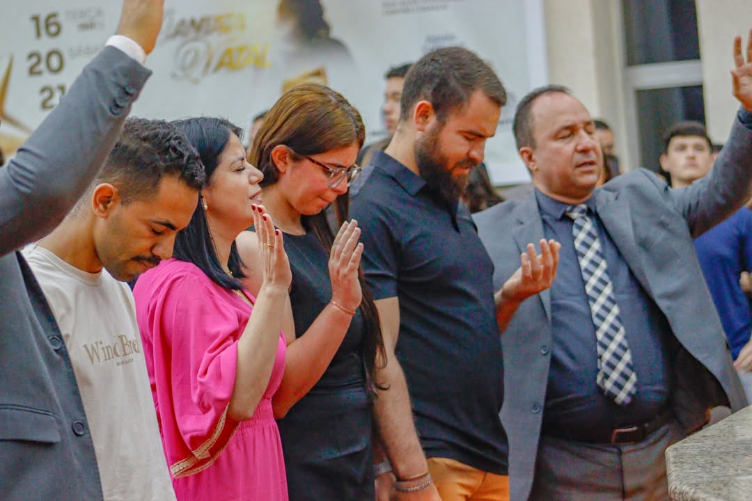 Família da Assembleia de Deus em oração